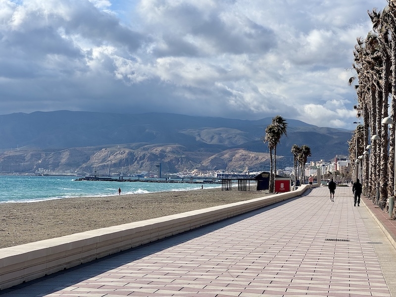 Almerías strandpromenad med vy mot Sierra de Gadór strax väster om staden.