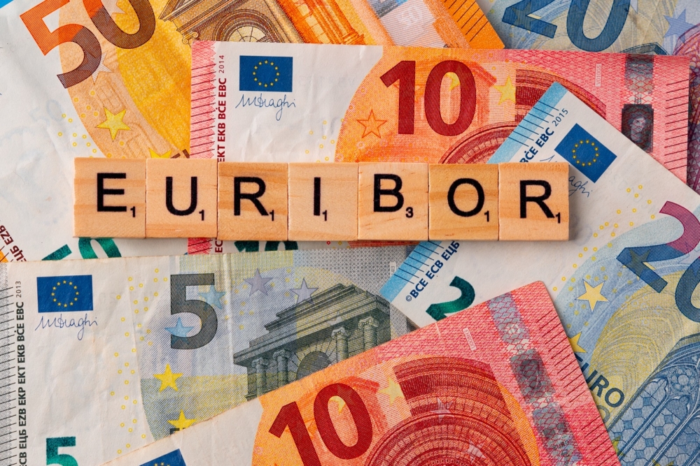 Hushållens ekonomi pressas när oron i Mellanöstern driver upp räntorna.