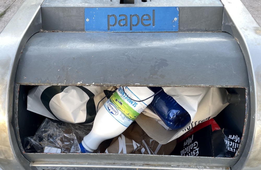 Någon kan antingen inte spanska, läsa eller bryr sig helt enkelt inte om sopsortering.