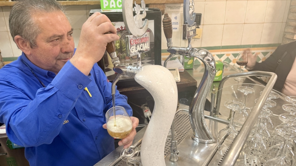 Den andalusiska ölproducenten Cruzcampo var pionjär med att servera iskall fatöl, glacial. Många har därefter inspirerats av detta geniala koncept.