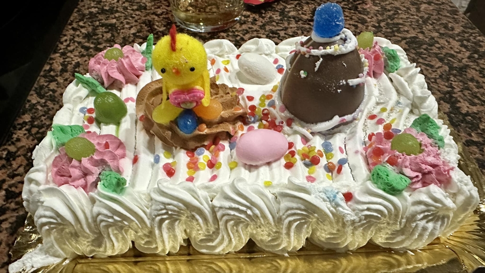 I dag, på påskdagen, är det tradition att många barn i Andalusien får en ”Hornazo de Pascua” av sina gudföräldrar, en riktigt söt bakelse med ett kokt ägg i centrum.