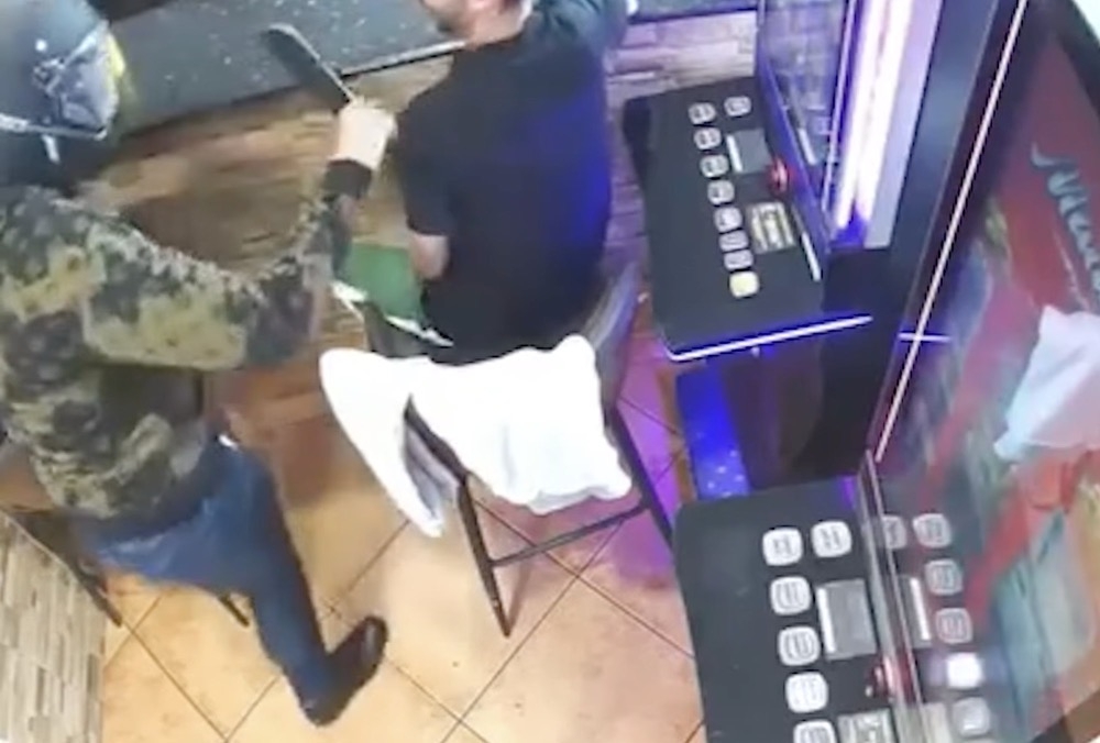 En säkerhetskamera fångade hur både personal och gäster på en bar skrattade åt ett rånförsök. Foto: Fuengirola se queja
