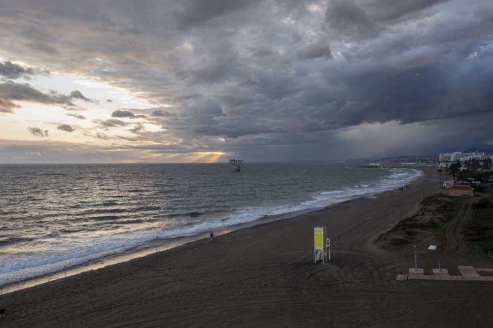 Kallfronten markerar slutet p&aring; den stabila h&ouml;gtrycksperioden och f&ouml;r in svalare och fuktigare luft. (Arkivbild)
