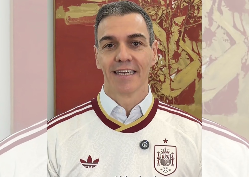 Pedro Sánchez firade jobbsiffrorna med att bära en spansk landslagströja med nummer 22 (miljoner sysselsatta) på ryggen. Foto: @sanchezcastejon/X