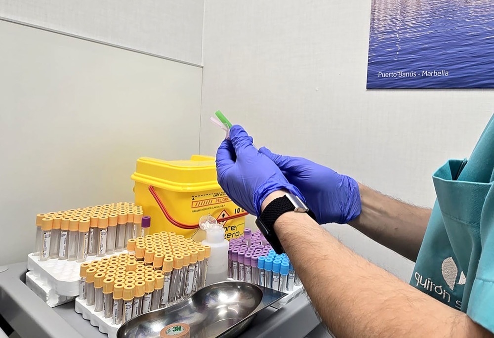 Den nya v&aring;rdmodellen i Marbella g&ouml;r det m&ouml;jligt att genomf&ouml;ra avancerade medicinska kontroller och provtagning i hemmet. Foto: Quir&oacute;nsalud