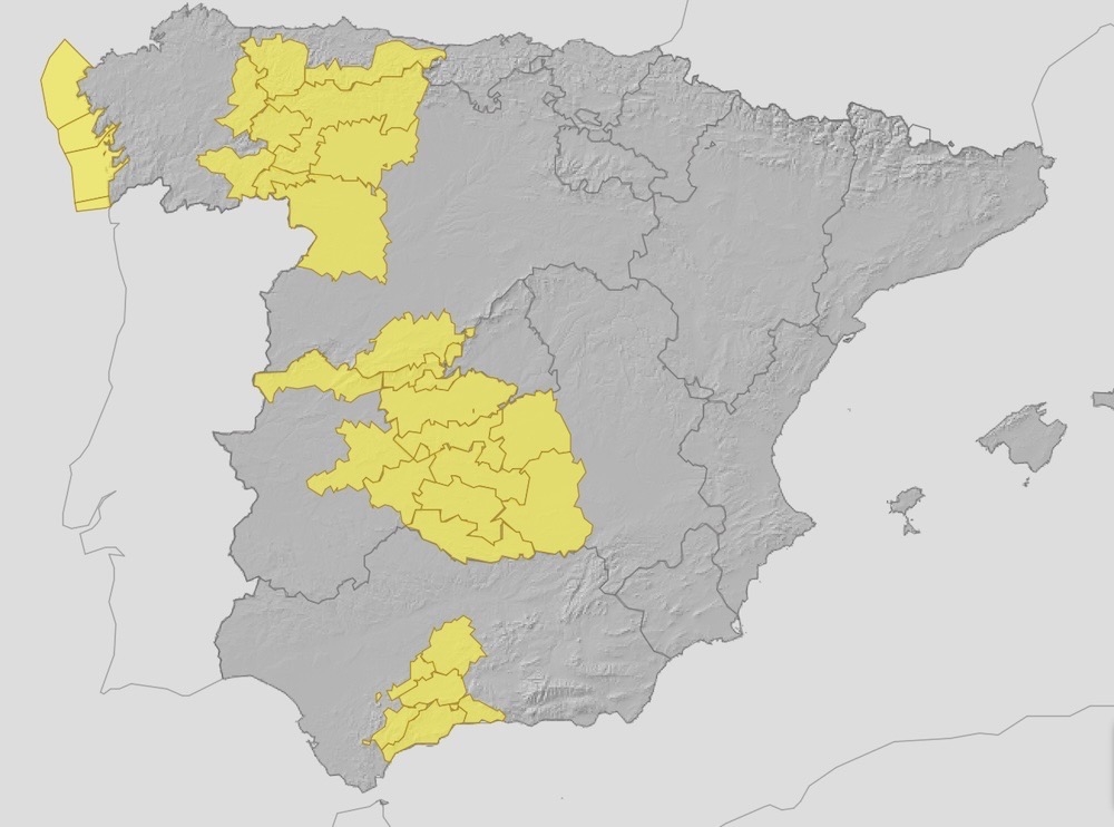 Lägre dagstemperaturer väntas samtidigt som saharadamm kan ge smutsregn och sämre sikt i flera områden. Karta: Aemet
