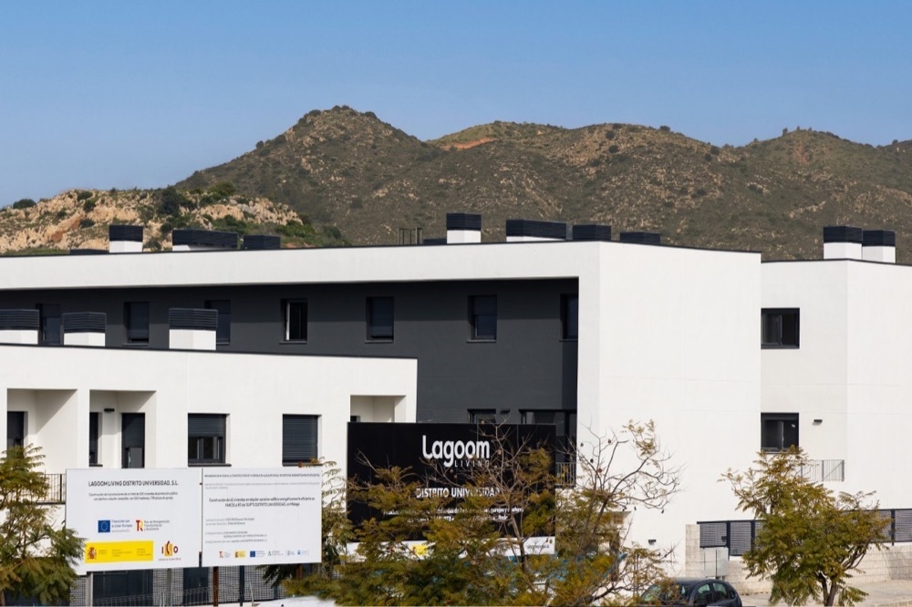 Tusentals s&ouml;kande konkurrerar om de nya l&auml;genheterna samtidigt som urvalskraven skapar politisk debatt. Foto: Lagoom Living