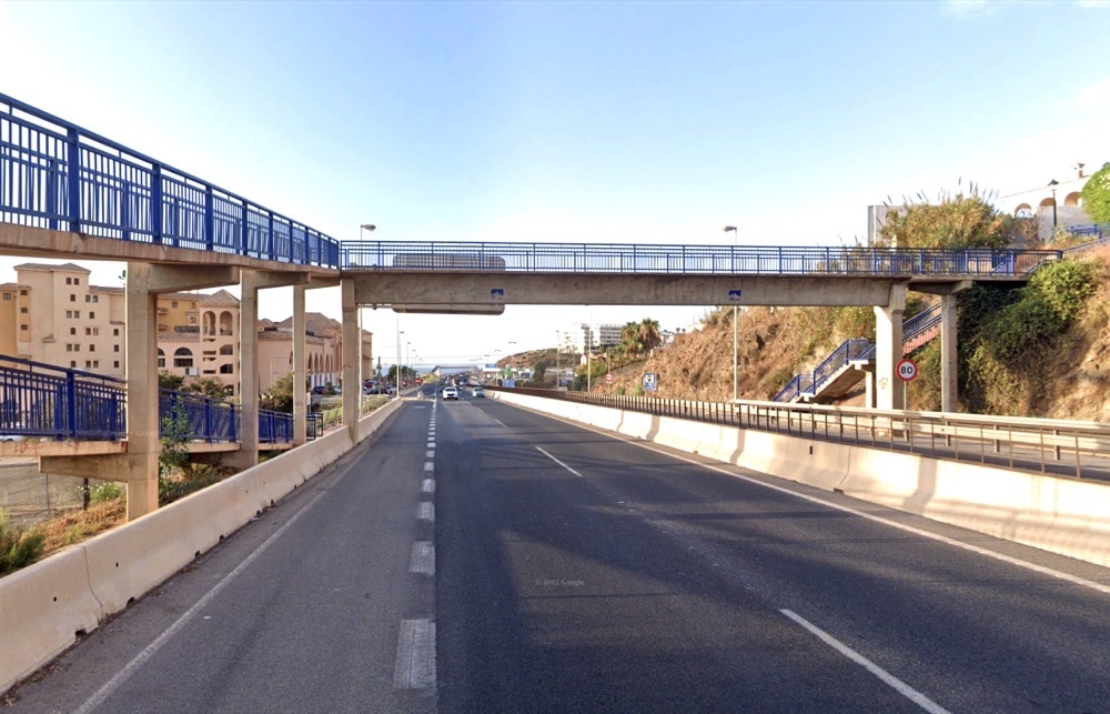 &Aring;terkommande sj&auml;lvmordsf&ouml;rs&ouml;k vid g&aring;ngpassagerna har lett till krav p&aring; fysiska barri&auml;rer f&ouml;r att skydda b&aring;de trafikanter och allm&auml;nhet. Foto: Google Maps