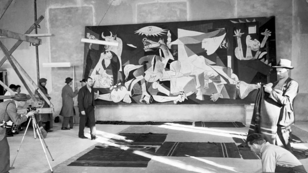 Guernica installerad i det som senare skulle bli Moderna Museet i Stockholm under h&ouml;sten 1956. Foto: Arkiv