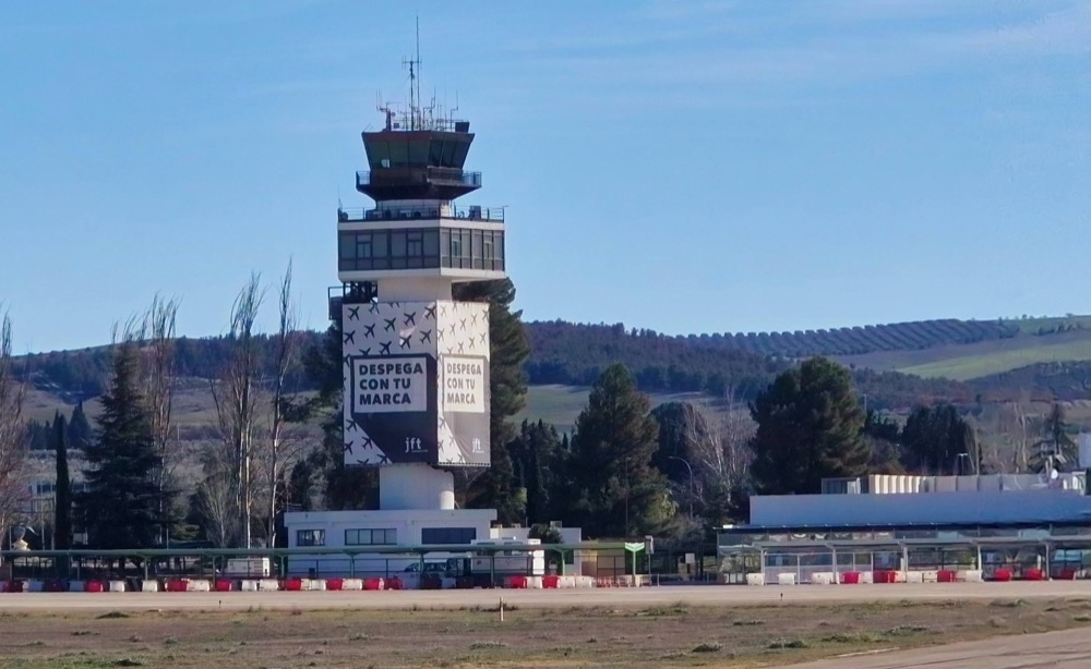 En omfattande renovering inkluderar en upprustning av landningsbanan.