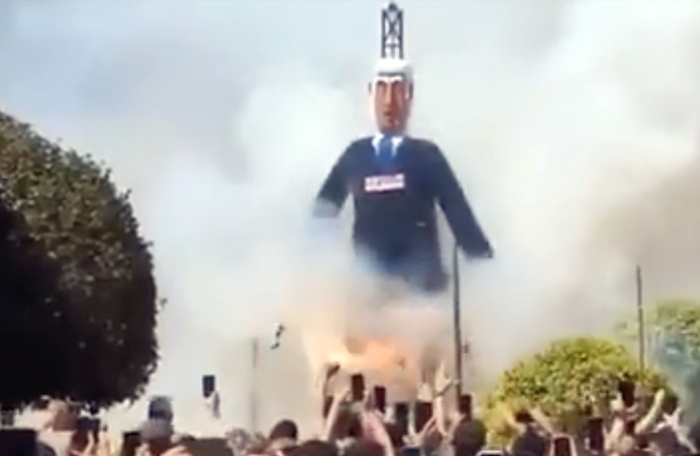 Den traditionella påskritualen i El Burgo har fått oväntade internationella konsekvenser. Foto: Sociala medier