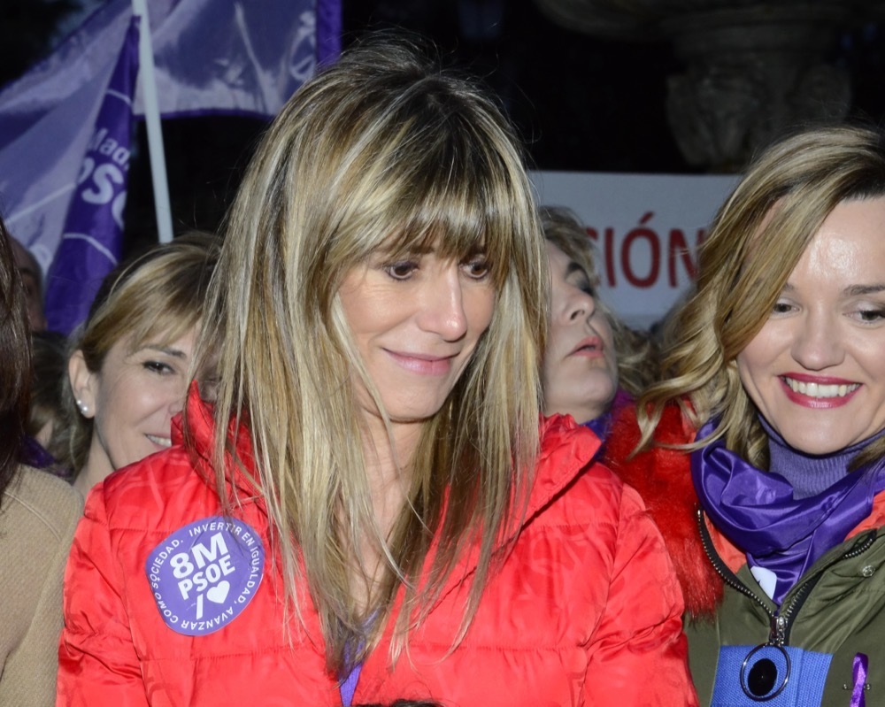 Beslutet rör misstänkta oegentligheter kopplade till verksamhet vid Universidad Complutense de Madrid och favoriseringar inom regeringskansliet.