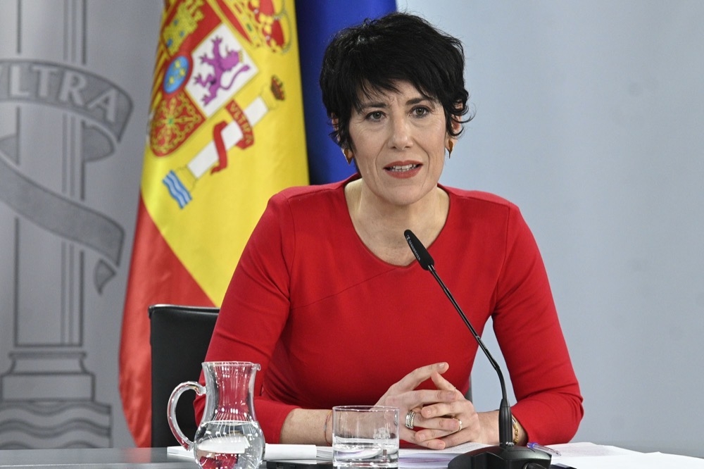 Migrationsminister Elma Saiz hävdar att åtgärden har brett stöd från både civilsamhället och näringslivet.