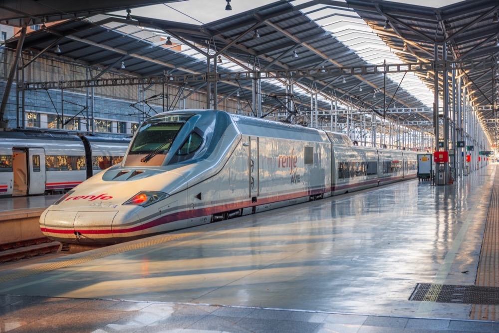 Arbetet med att stabilisera sl&auml;nten vid &Aacute;lora har kr&auml;vt omfattande insatser f&ouml;r att m&ouml;jligg&ouml;ra en s&auml;ker &aring;terg&aring;ng till t&aring;gtrafik.