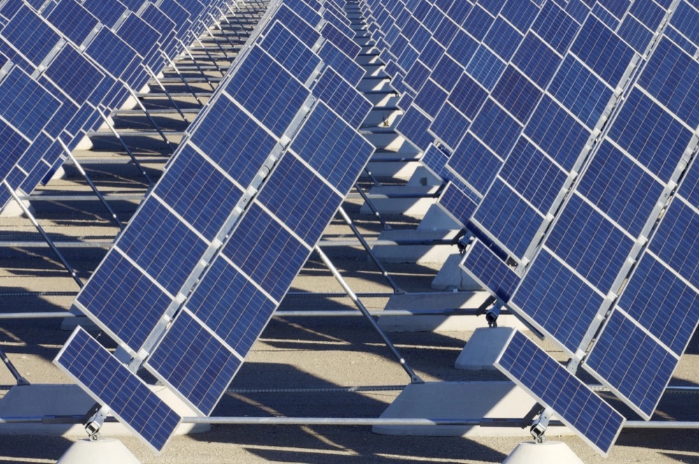 &Ouml;verskottet av solenergi &ouml;kar trycket p&aring; lagring och eln&auml;t n&auml;r produktionen &ouml;verstiger efterfr&aring;gan.