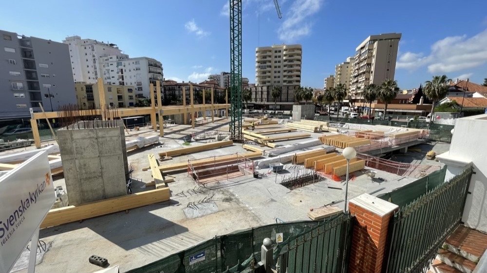 Inspektionen sker i ett skede d&auml;r den synliga tr&auml;konstruktionen markerar &ouml;verg&aring;ngen fr&aring;n grundarbete till uppf&ouml;rande av byggnadens huvudstruktur.