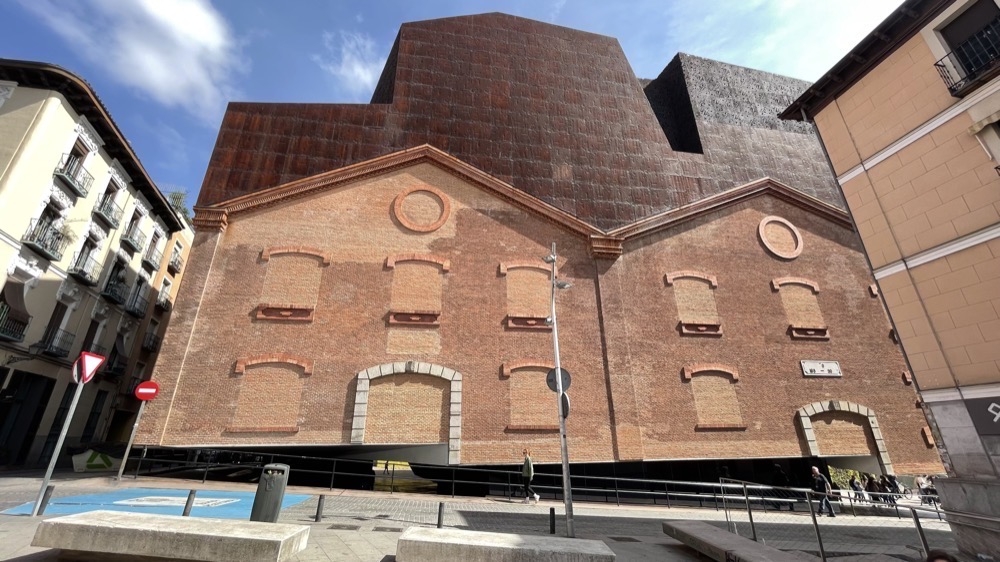 Byggnaden CaixaForum i Madrid är lika säregen från sidan som framifrån.