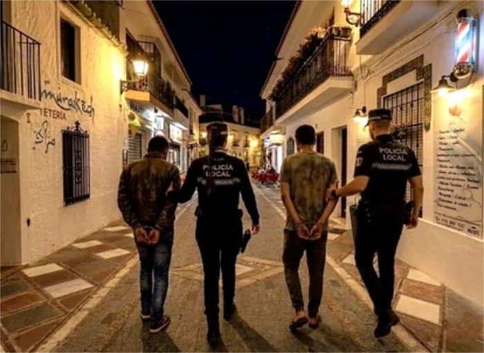 Det framgick inte i polisens publicering att bilden p&aring; de gripna inte var &auml;kta. Foto: Ayto de Benalm&aacute;dena