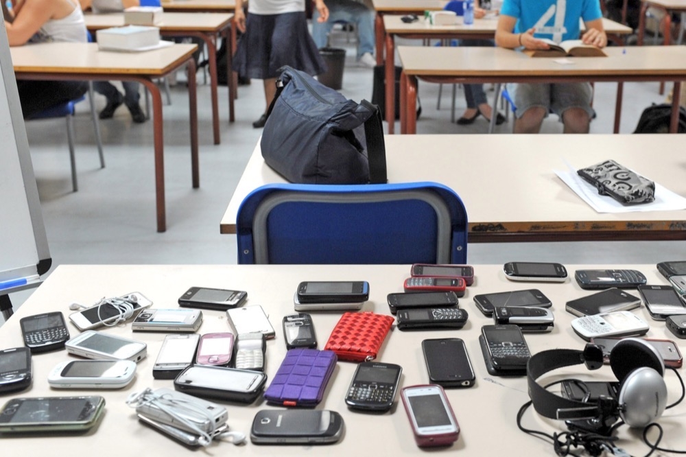 Egna digitala hj&auml;lpmedel i skolan har ersatt behovet av elevers mobiltelefoner i undervisningen. (Arkivbild)