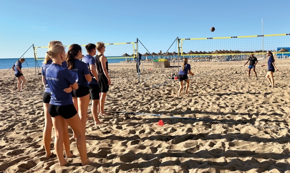 Gymnasieelever tr&auml;nar volleyboll p&aring; stranden i Los Boliches som en del av skolans nya idrottssatsning.