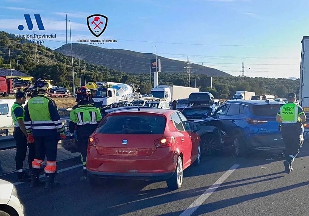 Sju personbilar och en lastbil var indragna i olyckan. Foto: Diputaci&oacute;n Provincial de M&aacute;laga