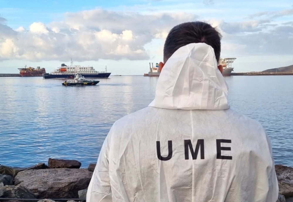 Internationella myndigheter och spanska s&auml;kerhetsstyrkor samordnar evakueringen av passagerarna fr&aring;n MV Hondius i hamnen i Granadilla. Foto: Ministerio de Defensa