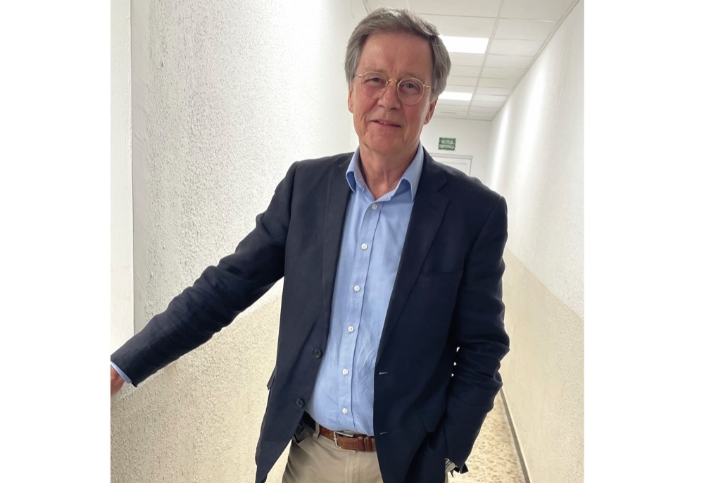 Dan Öwerström är pensionerad jurist och mångårigt hovrättsråd i Svea hovrätt, med en son som går på gymnasiet i Fuengirola.