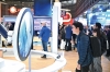 En bes&ouml;kare stannar till framf&ouml;r en av m&auml;ssans mer visuellt sl&aring;ende installationer. P&aring; MWC26 t&auml;vlade form och inneh&aring;ll om uppm&auml;rksamheten i lika h&ouml;g grad. Foto: &copy; 2026 GSMA / MWC