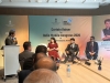 I ett tr&aring;ngt konferensrum tillk&auml;nnagav Indiens kommunikationsminister Jyotiraditya Scindia (mannen som sitter i mitten) datum f&ouml;r India Mobile Congress 2026. Foto: Nicholas Christiansen