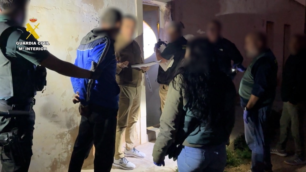 Polisen misstänker att kroppen placerades vid vägen för att vilseleda utredningen om dödsorsaken. Foto: Guardia Civil