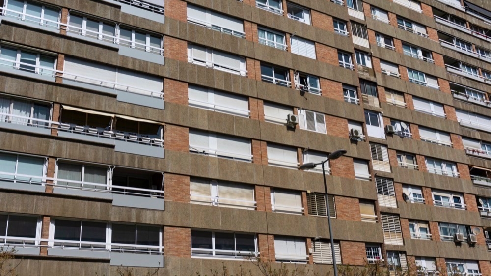 Den v&auml;xande bostadskrisen bidrar till att allt fler unga vuxna skjuter upp b&aring;de sj&auml;lvst&auml;ndigt boende och l&aring;ngsiktiga livsbeslut.
