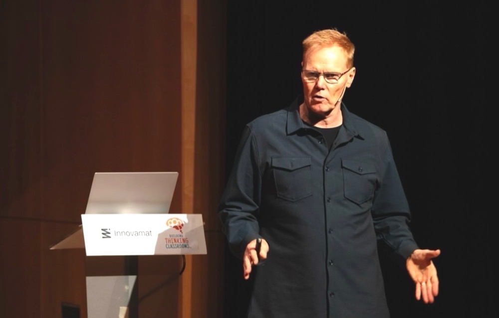 Peter Liljedahl vill förändra skolans arbetssätt genom att sätta aktivt tänkande och samarbete i centrum för matematikundervisningen. Foto: Innovamat/Instagram