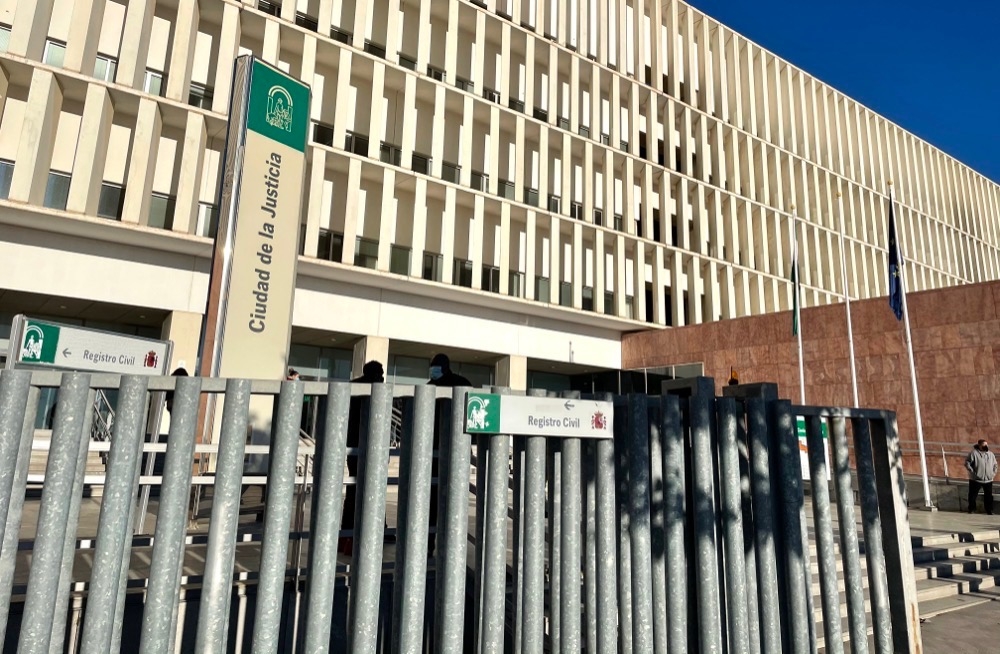Prästens sambo polisanmälde övergreppen efter att kyrkan endast valt att förflytta den misstänkte.