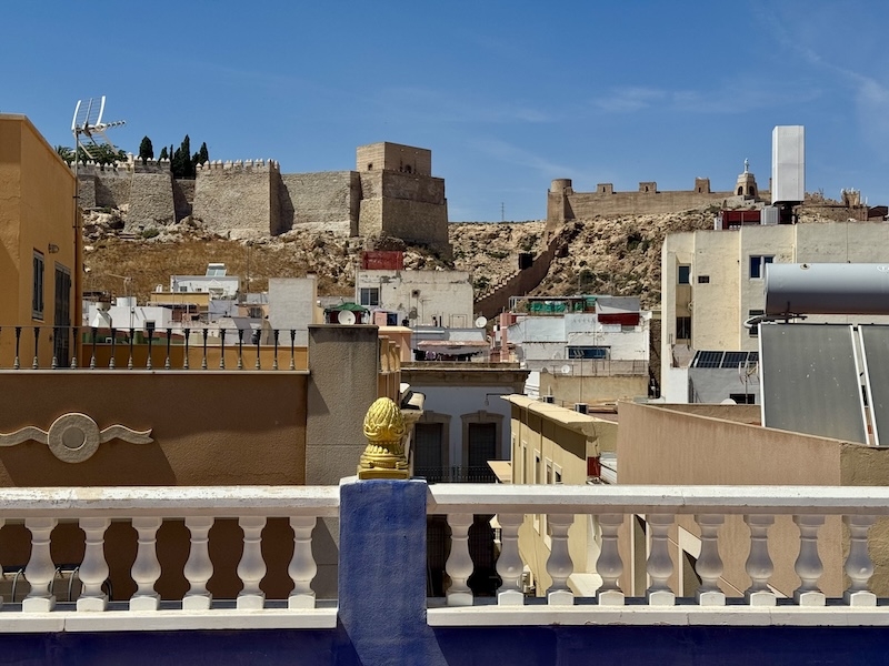 Ett blått hus i Almería med takterrass med utsikt mot La Alcazaba.