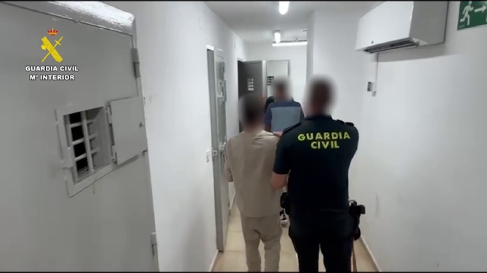 En av de misstänkta greps på bar gärning med stöldgodset på sig. Foto: Guardia Civil