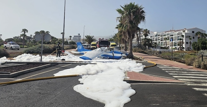 N&ouml;dlandningen skedde i ett omr&aring;de med golfbana, d&auml;r gatan normalt &auml;r f&ouml;ga trafikerad. Foto: @112canarias