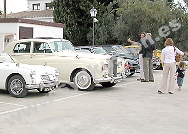 SOL Classic Car Club har medlemmar från en rad olika europeiska länder och deras månadsutflykter väcker stor uppmärksamhet. Foto: SCCC