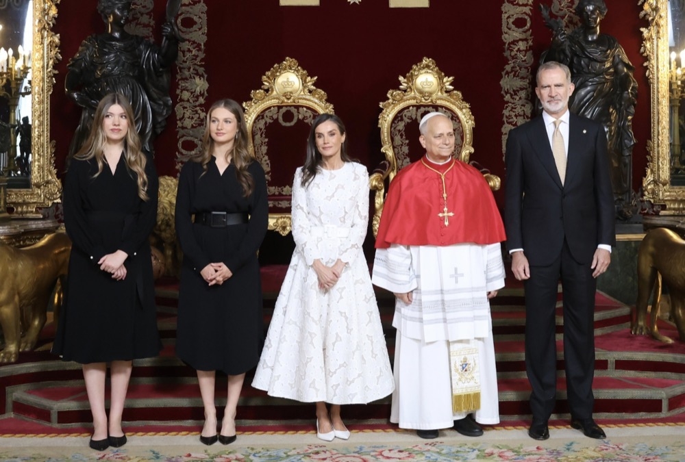 León XIV har fått ett varmt välkomnande i Madrid av bland andra den spanska kungafamiljen. Foto: Casa Real