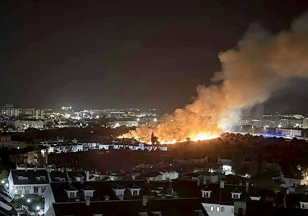 Räddningsstyrkor arbetade hela natten med eftersläckning för att förhindra att elden tog fart igen i den torra terrängen. Foto: Ayto de Mijas