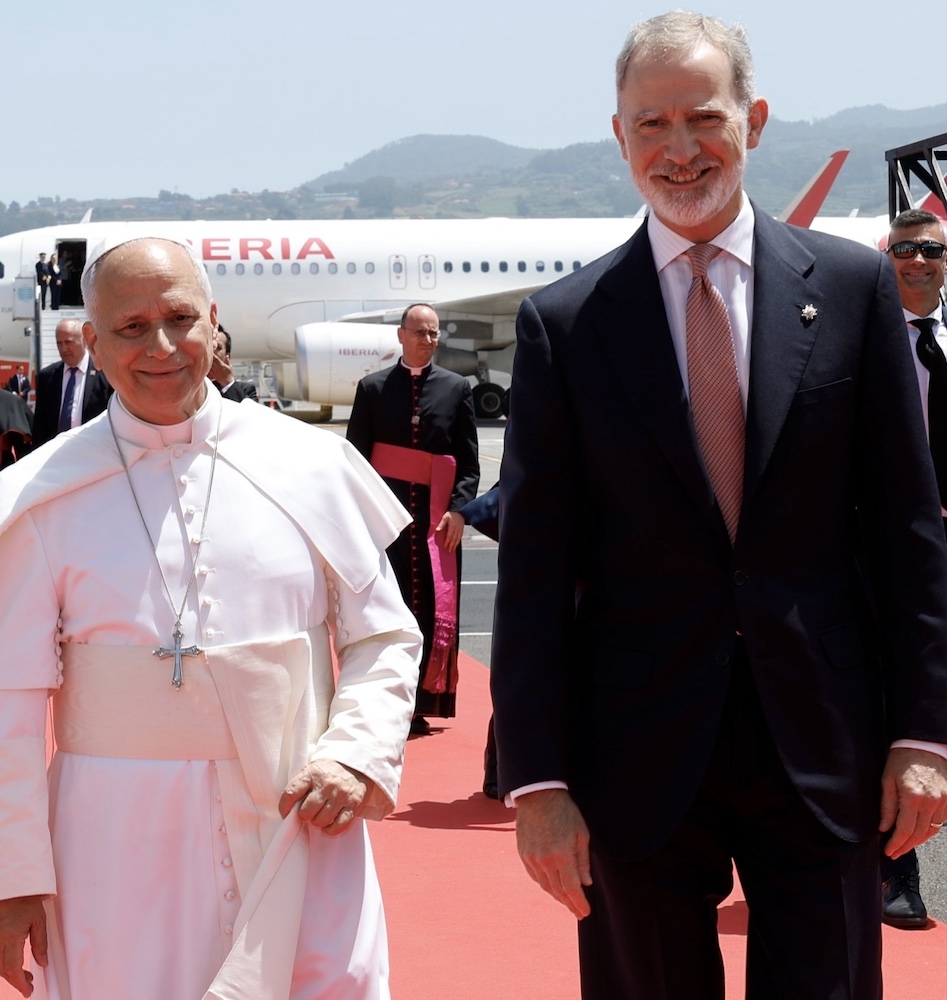 Påve Leo XIV och kung Felipe VI på Tenerifes norra flygplats. Foto: Casa de S.M. el Rey