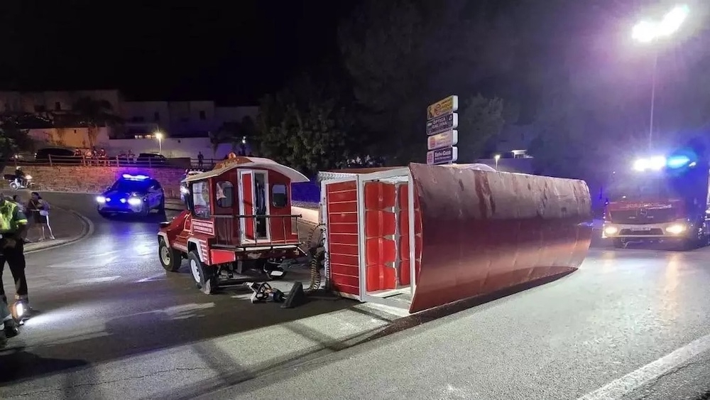 Turistt&aring;get k&ouml;rde genom orten som en del av ett &aring;rligt mat- och dryckesevenemang. Foto: Ayto de C&aacute;rtama