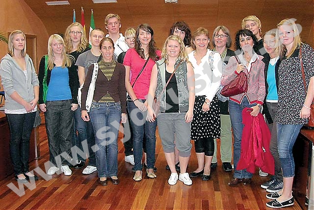 Fuengirola och Arvika knyter vänskapsband. I oktober besökte tio svenska gymnasieungdomar Spanien och om ett år åker barnen i värdfamiljerna till Sverige. På rådhuset i Fuengirola välkomnades svenskarna av utbildningsrådet Carmen Maria Diaz Ruiz och arbetsmarknadsrådet Alison Paz.