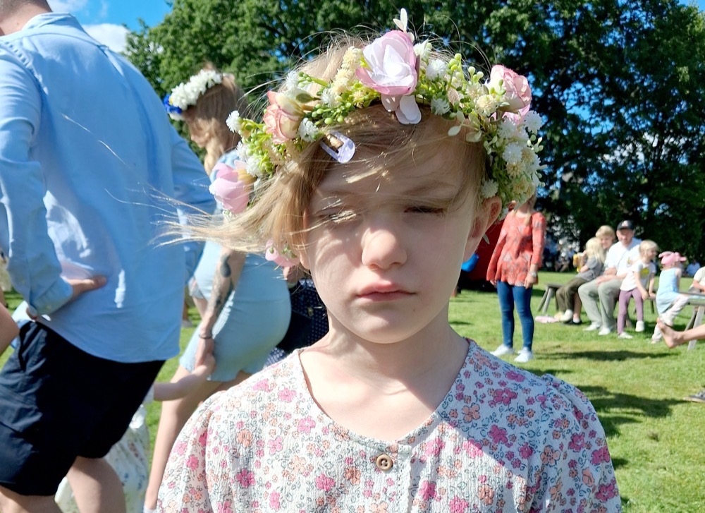 Om man inte hinner binda blomsterkrans g&aring;r det lika bra med en av plast, men det &auml;r inte s&auml;kert att den hj&auml;lper upp hum&ouml;ret hos ovilliga midsommarfirare.