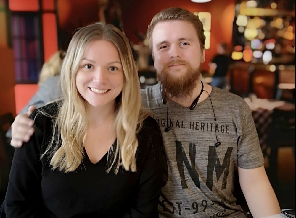 Mark Sebastian Tallbom med sin syster Angelica i ett foto som delats av familjen.