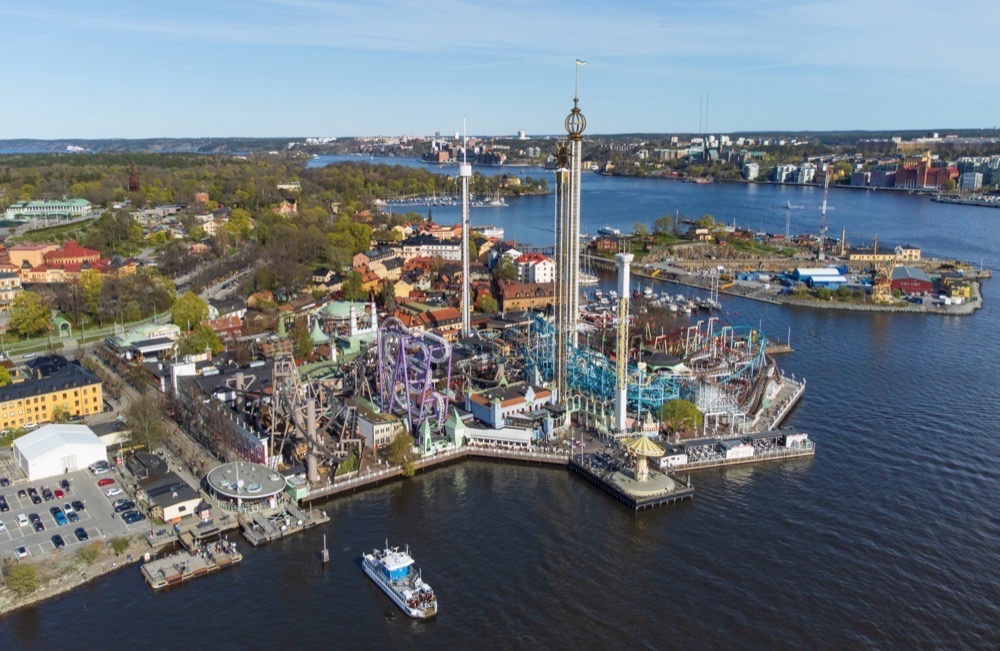 Tänk att det finns hjälporganisationer som unnar familjer som kämpar en hotellnatt i Stockholm och besök på Gröna Lund.