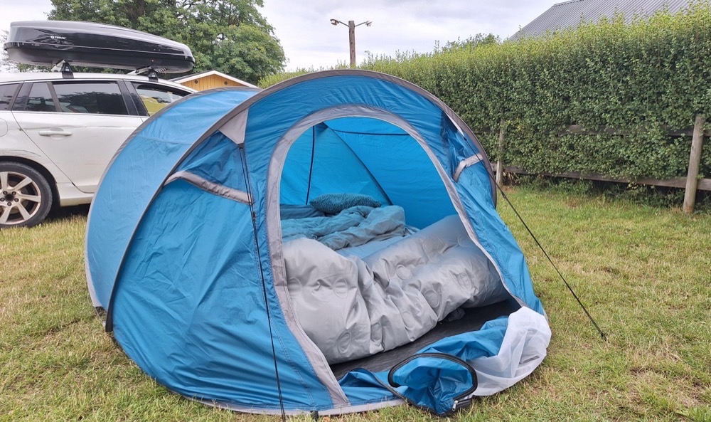 Sovsäckarna är kvar i Spanien, men vi länsade sängarna hemma på täcken, lakan och kuddar och sover…, tja, stundtals, på luftmadrasserna som inte får plats.