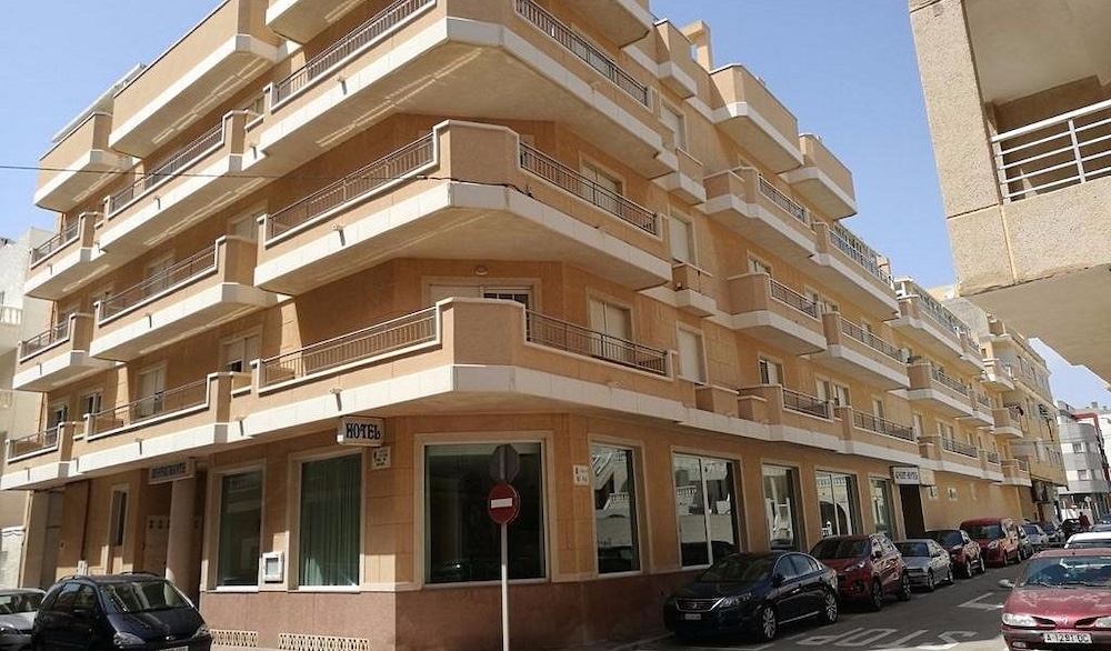 Hotellet ligger bara några meter från stranden och torget i La Mata, ett av Torreviejas mest populära semesterområden. Foto: Tripadvisor