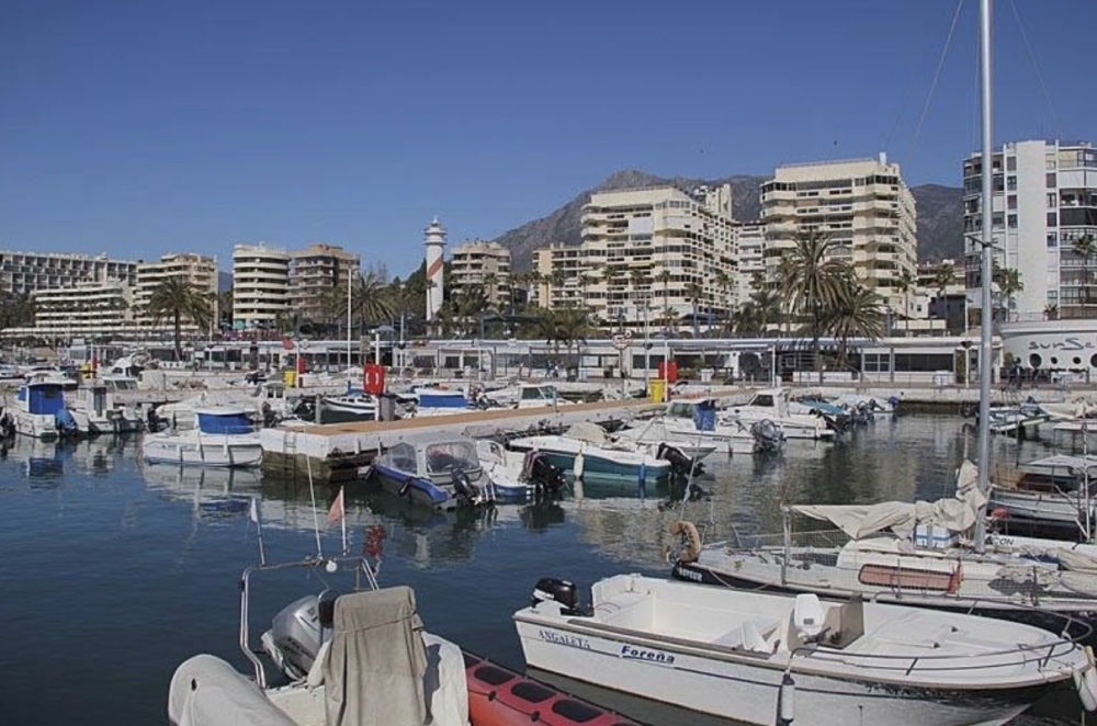 Sporthamnen i Marbella är ett populärt nöjesområde där rån mot turister förekommer, särskilt under sommarmånaderna.