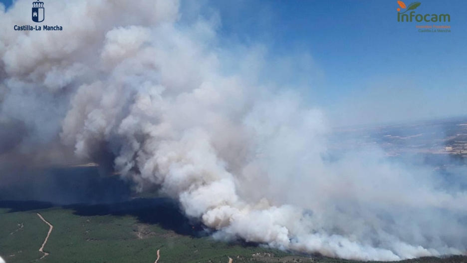Branden i La Mierla, som startade i torsdags, är nu inne på sin sjätte dag utan att släckningsarbetet kunnat få kontroll över lågorna. Foto: Plan Infocam