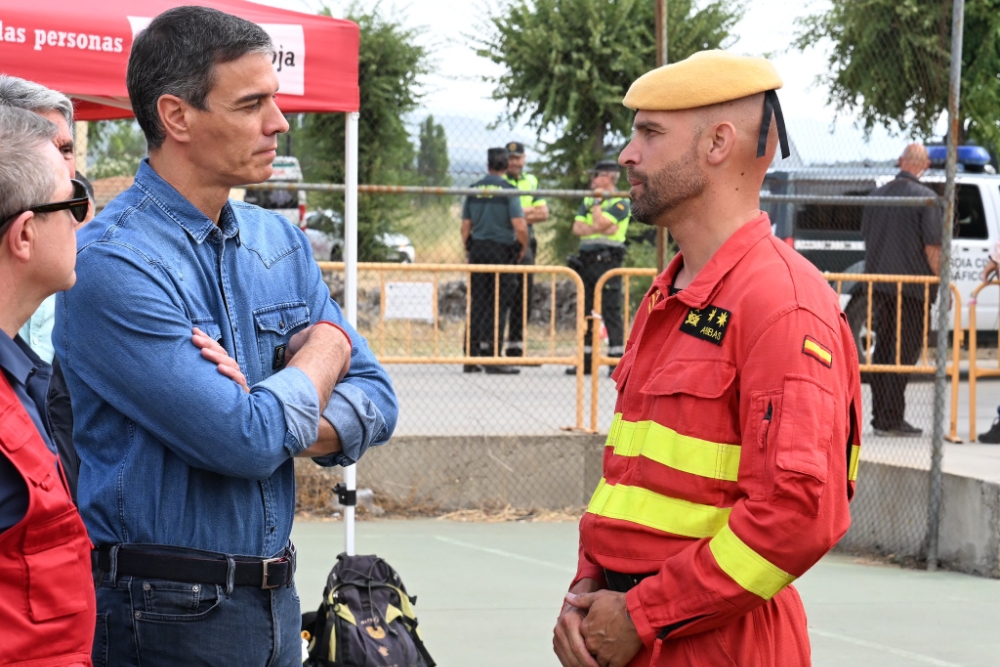 Regeringschefen Pedro Sánchez följer situtationen från nära håll.